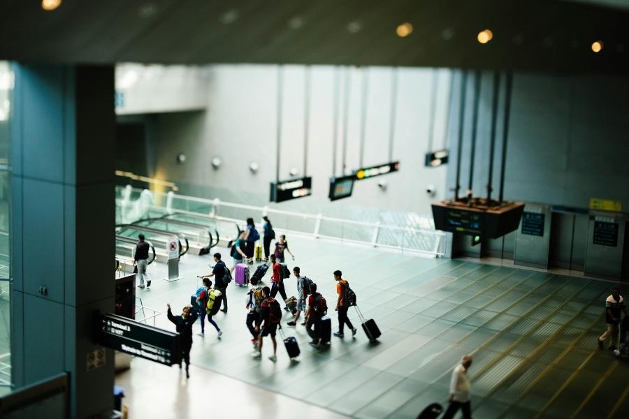 UE muda regras dos voos: bagagem de mão gratuita e compensações mais claras para passageiros