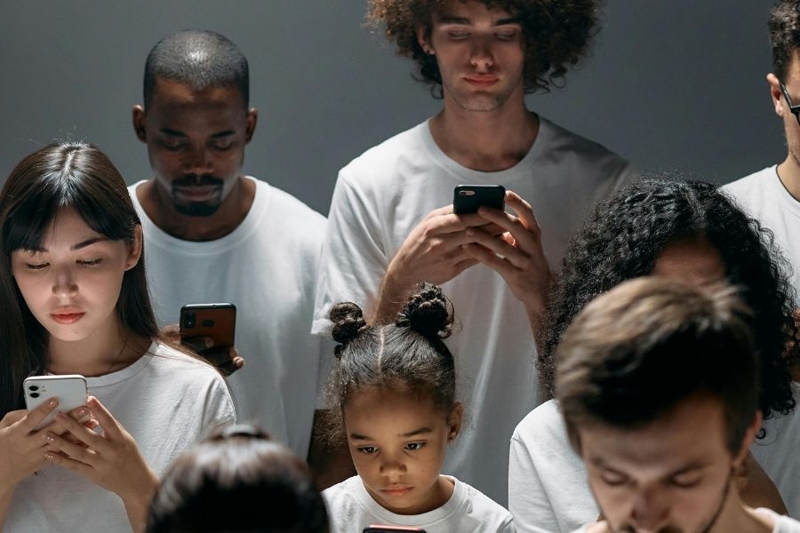 Fratura invisível: como a divisão entre géneros na Geração Z está a mudar as marcas