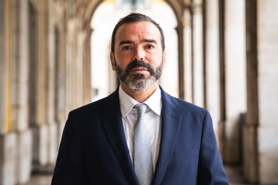 O Turismo de Lisboa aprovou por unanimidade o nome de António Valle como novo diretor-geral, num movimento que traduz uma aposta clara numa liderança com experiência sólida em estratégia institucional, políticas públicas e comunicação. Com mais de duas décadas de percurso em funções de elevada responsabilidade no setor público e privado, António Valle integra agora a associação que conduz a promoção e competitividade de Lisboa enquanto destino turístico. António Valle sucede a Vítor Costa, que se reforma após um percurso determinante para a afirmação de Lisboa como destino turístico de referência, deixando um legado de elevado reconhecimento e projeção internacional. “Assumo esta função com sentido de missão. Lisboa enfrenta desafios determinantes para o futuro do turismo e para a relação com residentes e visitantes. Quero contribuir para um modelo estratégico que una atratividade, sustentabilidade e qualidade de vida”, afirma António Valle. Ao longo da sua carreira, António Valle ocupou posições de relevo na Administração Pública e no setor privado. Desempenhou funções como Chefe de Gabinete do Presidente da Câmara Municipal de Lisboa, foi assessor da administração da AICEP – Agência para o Investimento e Comércio Externo de Portugal, com responsabilidade na implementação da comunicação estratégica e institucional, e integrou equipas governativas como assessor do Primeiro-Ministro e do Ministro-Adjunto no XIX Governo Constitucional. No setor privado, exerceu atividade como consultor em Reputação Corporativa para empresas de setores como banca, energia, distribuição, telecomunicações e imobiliário. É licenciado em Ciências da Informação, possui duas pós-graduações em Comunicação Empresarial e concluiu o Mestrado em Ciência Política. O presidente da Câmara Municipal de Lisboa, Carlos Moedas, sublinha a importância desta transição: “O trabalho do Vítor Costa deixou um legado notável, a quem agradecemos todo o seu contributo. A chegada de António Valle representa um novo impulso e assegura continuidade com renovação, num momento em que o setor exige visão e capacidade de coordenação institucional.”