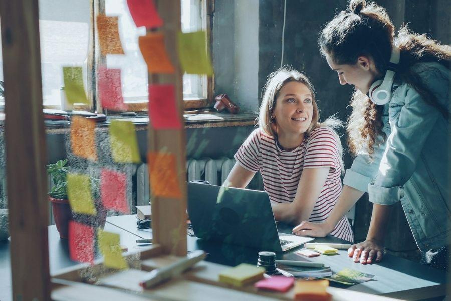 Progressão profissional das mulheres aumenta graças a rede de apoio e promoção de carreiras