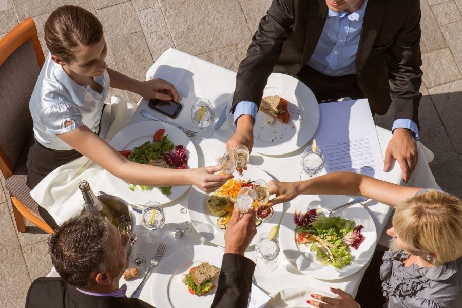 Almoços de trabalho voltam a ser tendência, especialmente entre os mais jovens