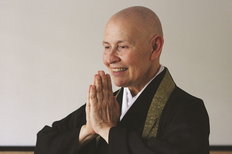 Entrevista à Monja Coen Roshi. Vive no templo Tenzui Zenji, em São Paulo, longe do centro e da confusão. Em maio vai conduzir um retiro em Portugal.